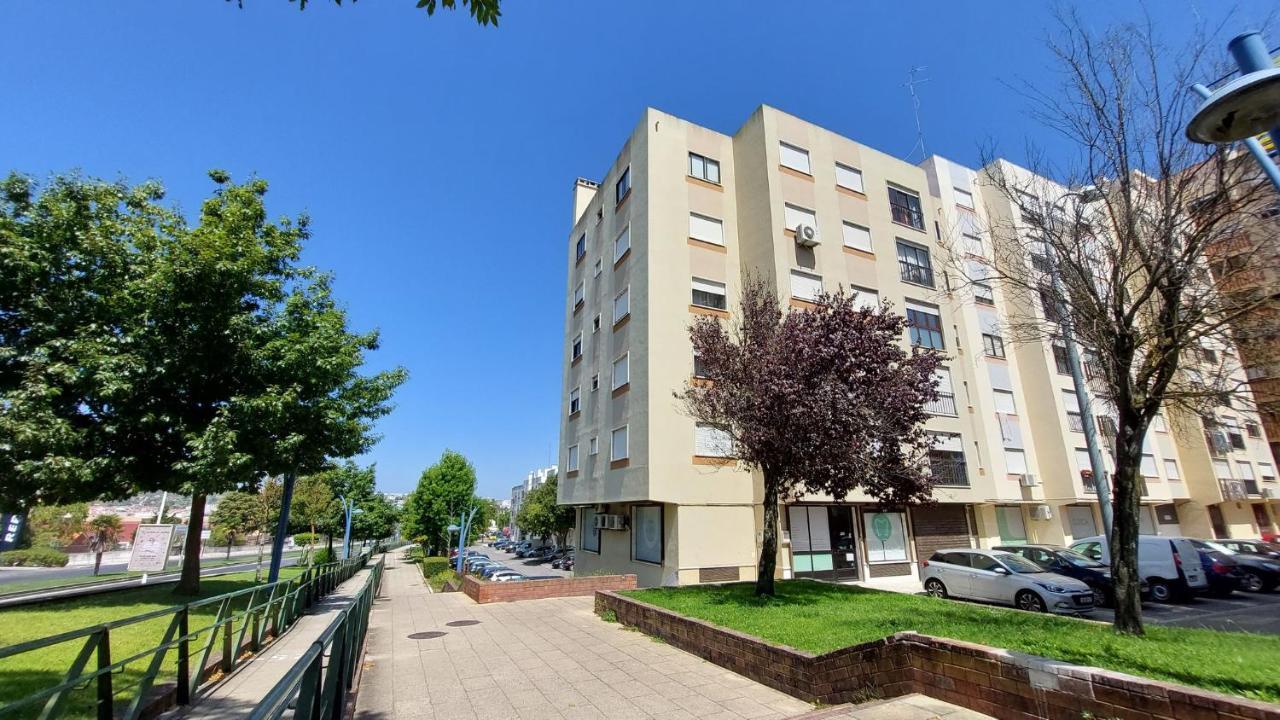 Enjoy Lisbon Cascais Sintra 1200 Metres To Metro Blue Line Sintra Rail Line Free Parking Amadora Exterior foto
