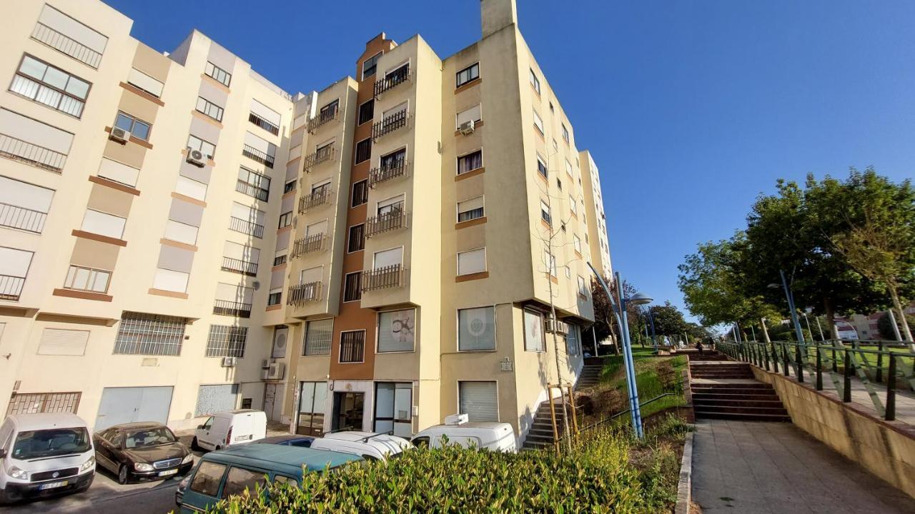 Enjoy Lisbon Cascais Sintra 1200 Metres To Metro Blue Line Sintra Rail Line Free Parking Amadora Exterior foto